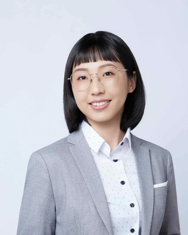 台中律師的法務經理邱微凌展現他個人專業形象，給予每一位當事人信心與安心